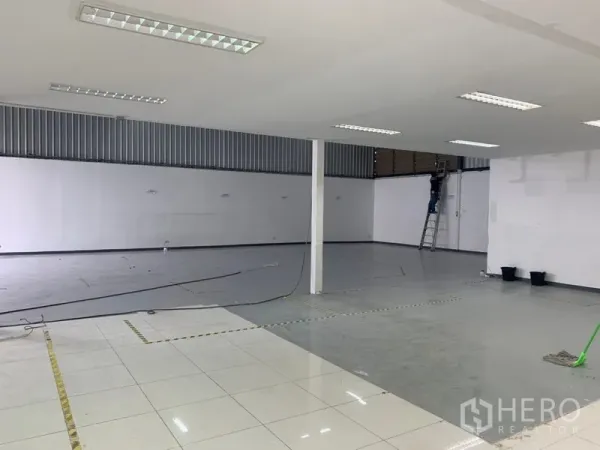 Warehouse for rent in Suan Luang, Bangkok - Open storage zone with smooth concrete floor and widely spaced columns