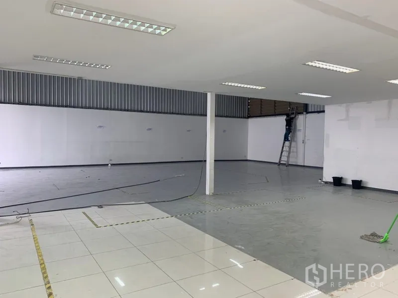 Warehouse for rent in Suan Luang, Bangkok - Open storage zone with smooth concrete floor and widely spaced columns
