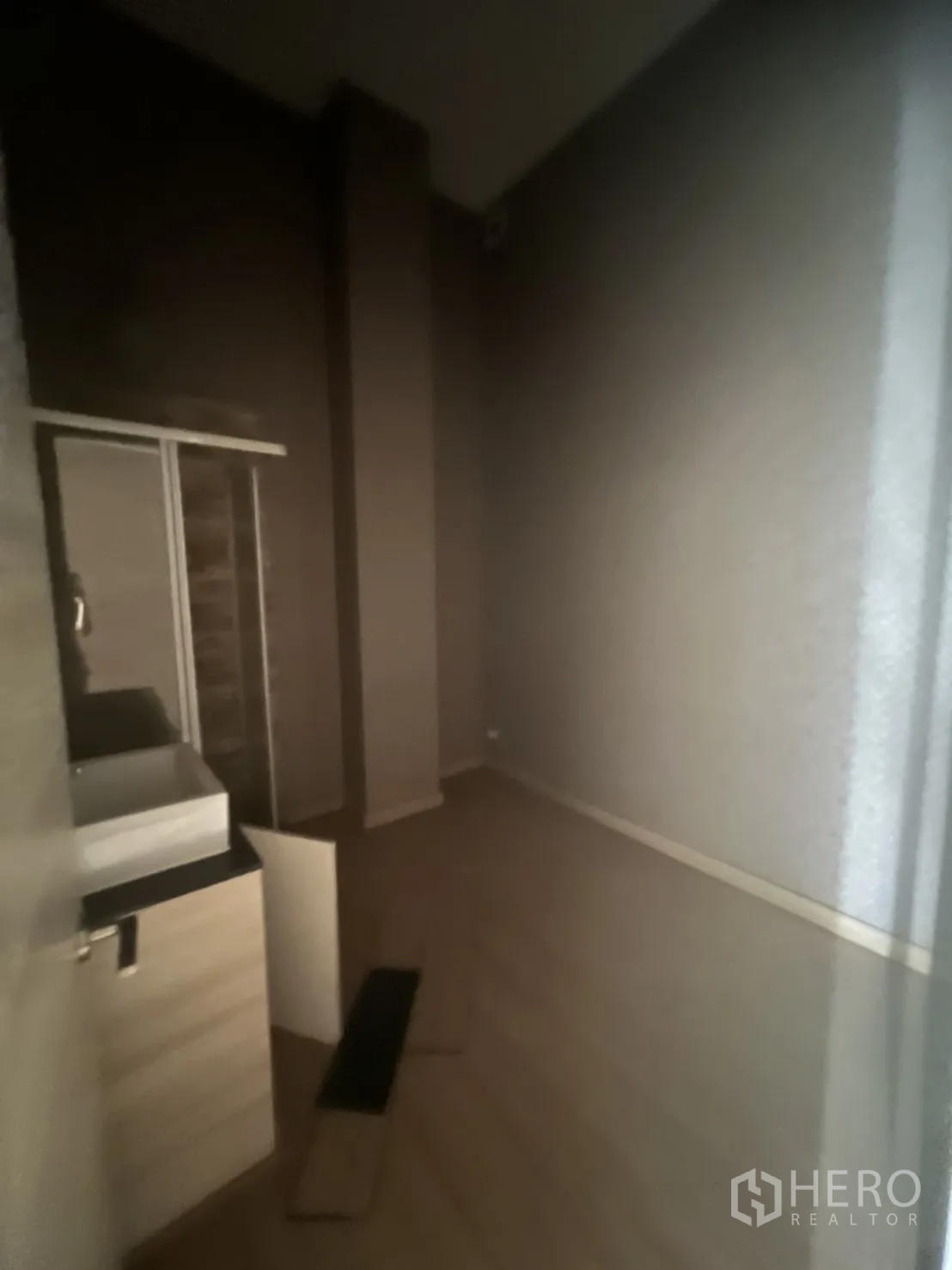Retail Space for rent in Watthana, Bangkok - Private treatment room featuring a vanity sink and wood-look floor.