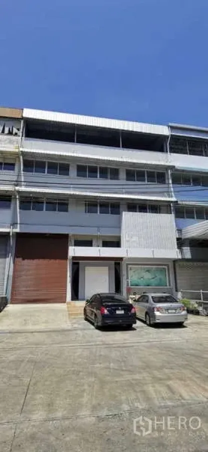 货栈 出租在Bang Phli, Samut Prakan - 多层仓库外立面，装卸门与前方停车位