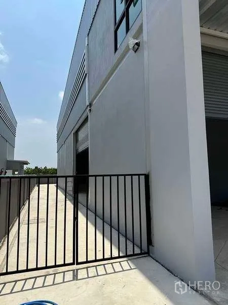 工厂 出租或出售在Bang Bo, Samut Prakan - 侧边通道带铁门与卷帘门出入口。