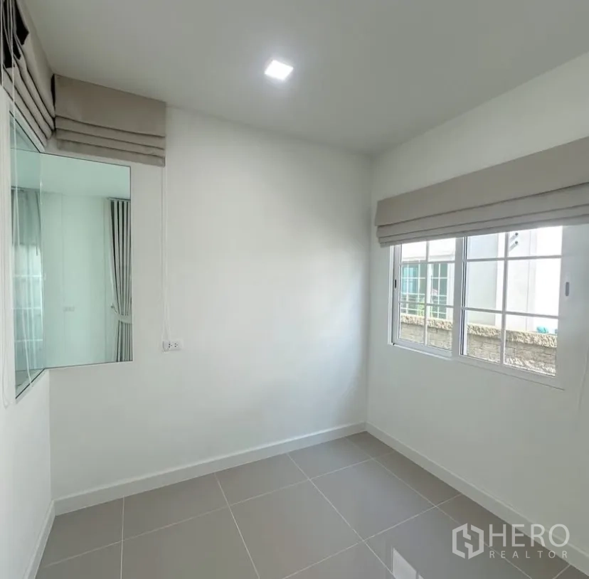 Detached House for rent in Mueang Samut Prakan, Samut Prakan - Compact study or maid’s room with tiled floor and two windows.
