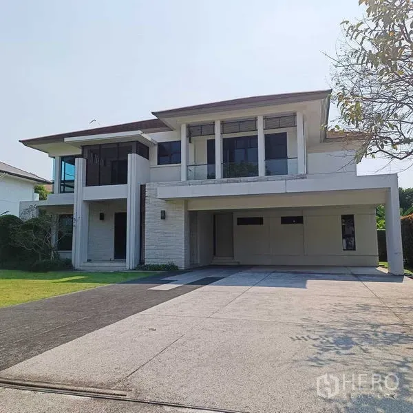 Detached House for rent or sale in Mueang Nonthaburi, Nonthaburi - Modern two-storey detached house with wide driveway, carport and manicured lawn.