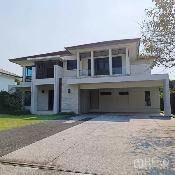 Detached House for rent or sale in Mueang Nonthaburi, Nonthaburi - Modern two-storey detached house with wide driveway, carport and manicured lawn.