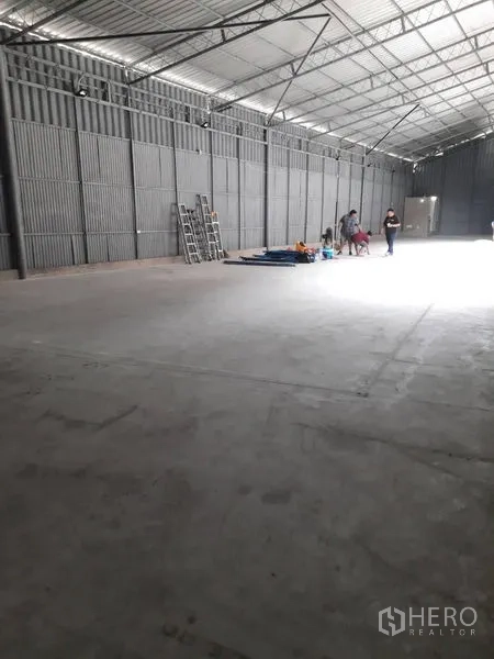 Warehouse for rent in Sathon, Bangkok - Wide open concrete floor under a ventilated metal roof, suitable for racking.