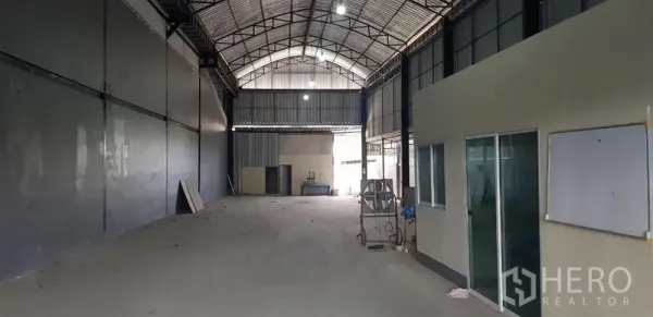Warehouse for rent in Bang Phli, Samut Prakan - Spacious warehouse hall with high steel roof, concrete floor and side office partition.