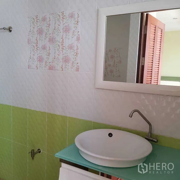 带办公室的家 出租在Watthana, Bangkok - 客用卫浴，圆形台盆与绿白色瓷砖