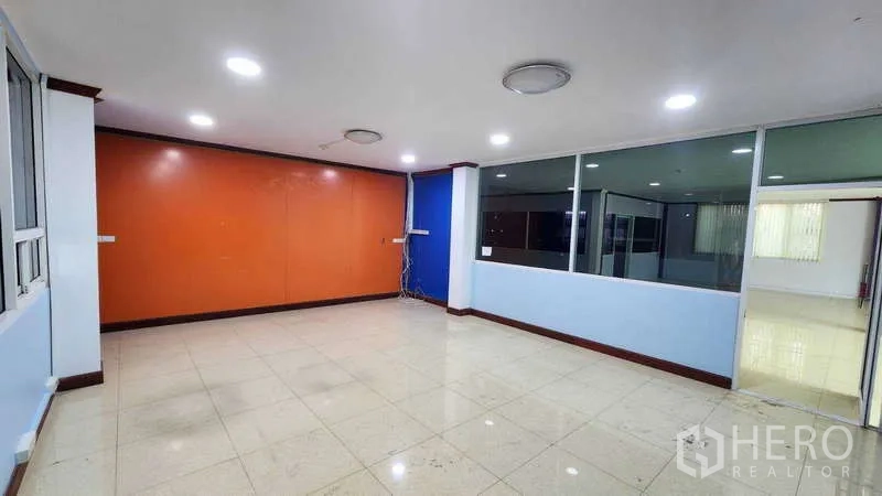 Factory for rent in Pak Kret, Nonthaburi - Office room with blue accents, blinds and tiled floors