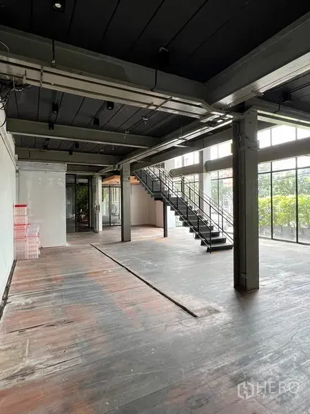 零售空间 出租在Watthana, Bangkok - 阁楼风零售大厅，落地窗与楼梯，面向绿植