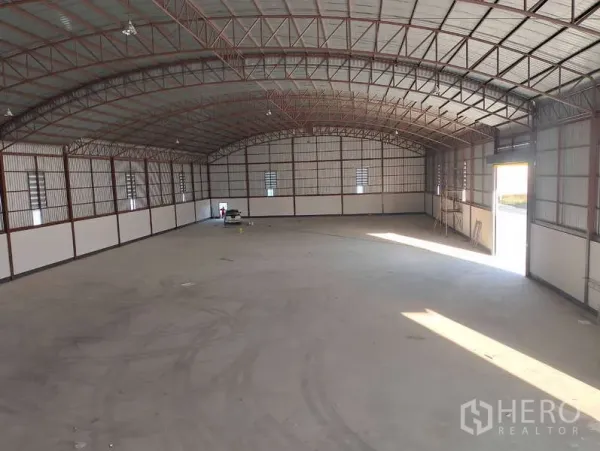 Factory for rent or sale in Sai Noi, Nonthaburi - Spacious production hall with steel truss roof, 8 m clear height and reinforced concrete floor.