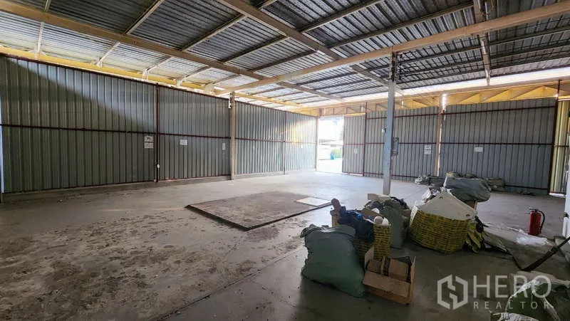 Warehouse for rent in Bang Khen, Bangkok - Large storage area lined with steel cladding and natural light from the eaves.
