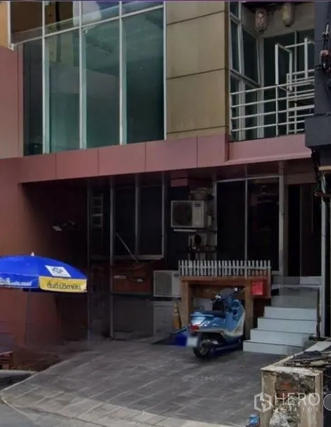 Retail Space for rent in Khlong Toei, Bangkok - Ground-level entrance with glass storefront, steps and a small forecourt area.