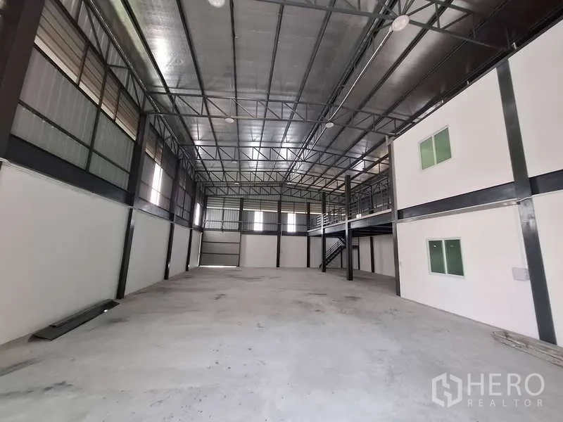 Warehouse for rent or sale in Bang Phli, Samut Prakan - High-clear warehouse bay with roller shutter and insulated roof panels.