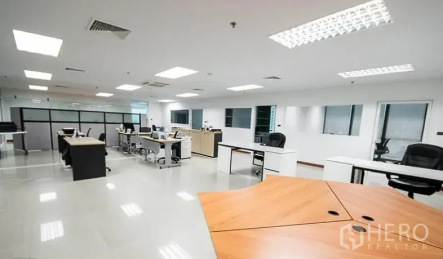 Office Space for rent in Huai Khwang, Bangkok - Spacious open-plan office with multiple desks, bright LED lighting and tiled floors.
