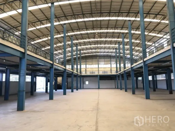 Factory for rent in Sai Noi, Nonthaburi - Open factory floor with steel mezzanines on both sides for extra storage.