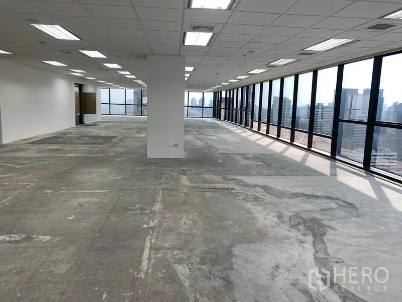 Office Space for rent in Ratchathewi, Bangkok - Deep floor plate office with wraparound windows bringing natural light across the space.