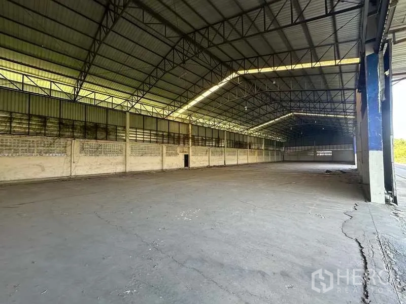 Warehouse for rent in Wang Noi, Phra Nakhon Si Ayutthaya - Spacious warehouse interior with high steel truss roof and open concrete floor for storage.