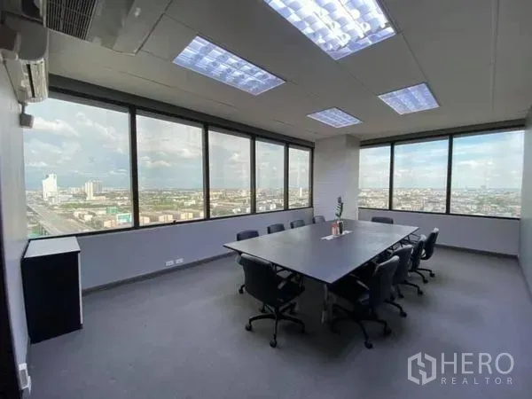 办公空间 出租在Bang Na, Bangkok - 转角会议室，宽幅窗户带城市景观与嵌入式照明。