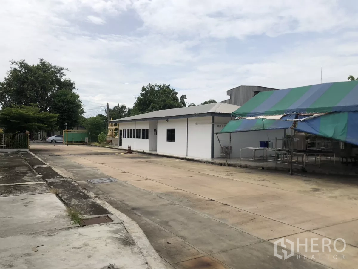 工厂 出租在Mueang Samut Prakan, Samut Prakan - 办公楼侧面与帐篷作业区及宽阔水泥场地