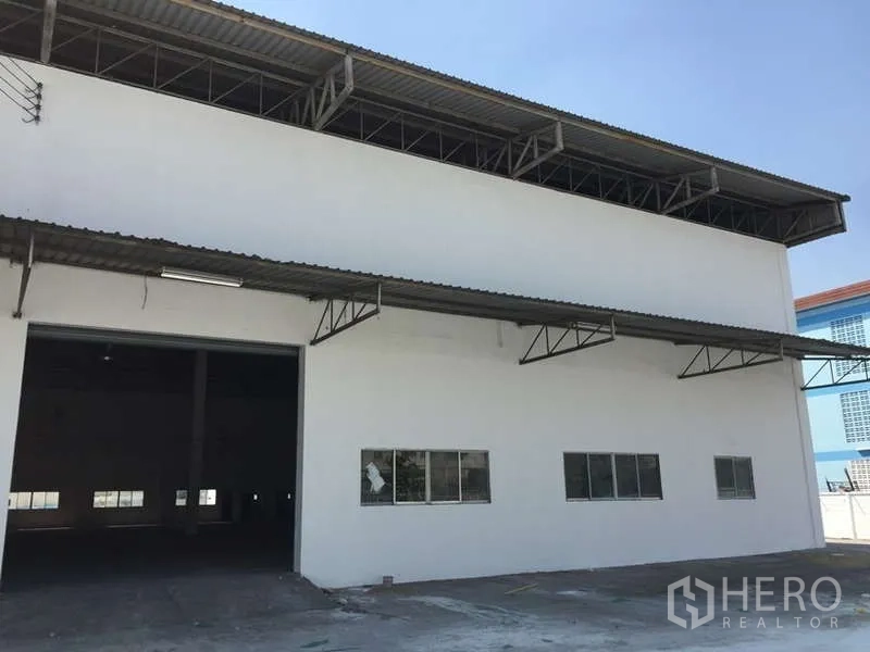 工厂 出租在Bang Bo, Samut Prakan - 厂房外立面，钢结构高屋顶、雨棚与宽阔车道。