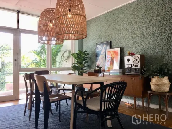 房间 出租在Khlong Toei, Bangkok - 采光充足的餐厅，绿色肌理墙与中世纪风边柜，大窗通透。