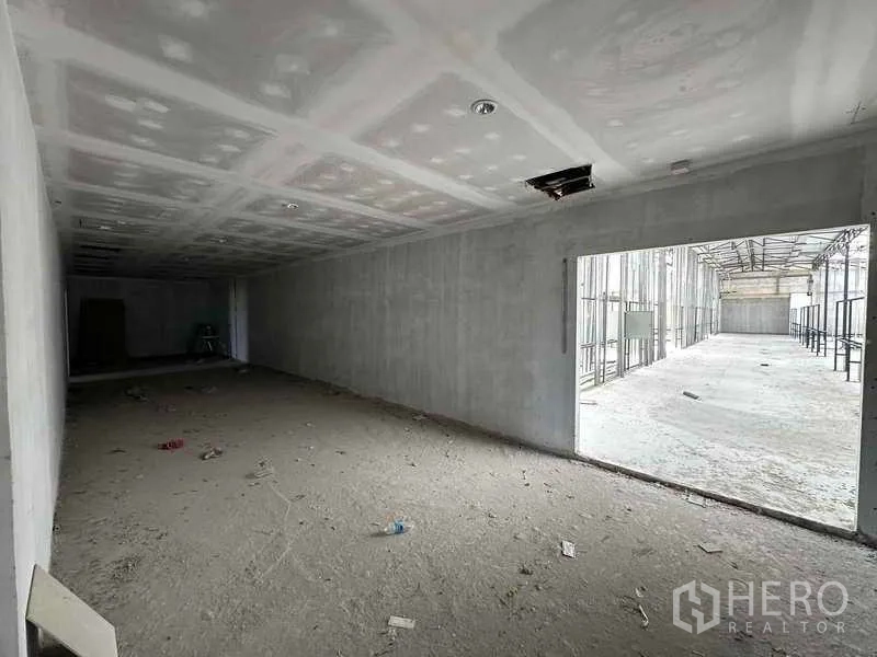 Warehouse for rent in Sai Noi, Nonthaburi - Unfinished office corridor opening to the main warehouse floor, ready for tenant fit-out.