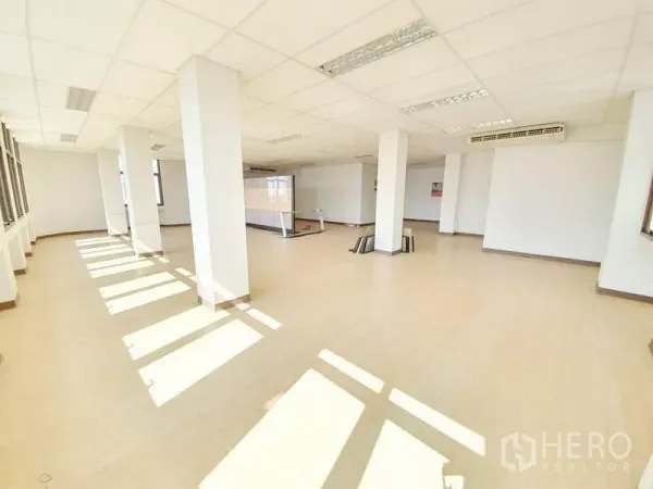 Office Space for rent in Bang Na, Bangkok - Bright open-plan office floor with columns, drop ceiling lights and large windows.