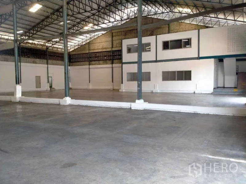 货栈 出租在Bang Phli, Samut Prakan - 洁净的仓库大厅，工业级混凝土地坪与钢柱