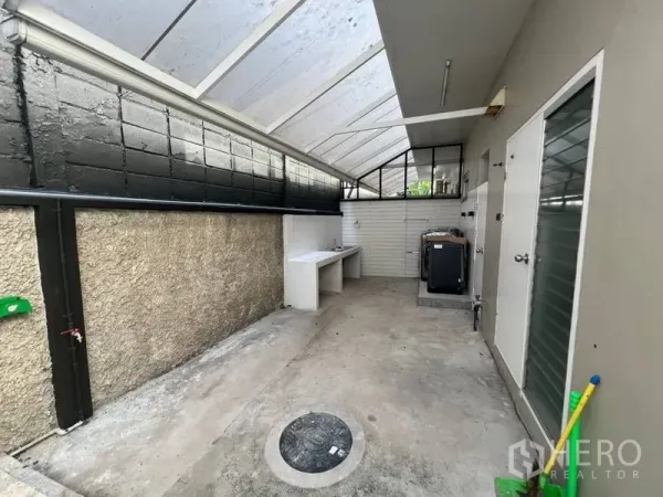联排别墅 出租在Khlong Toei, Bangkok - 带顶服务庭院，设有洗衣机、水槽与储物空间。
