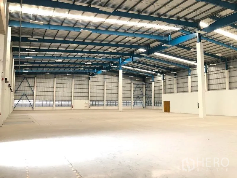 货栈 出租在Bang Phli, Samut Prakan - 开阔的仓库地面，高屋顶与充足照明，适合物流作业