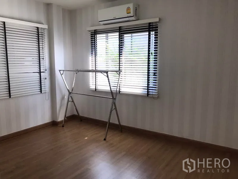 独立式住宅 出租在Bang Phli, Samut Prakan - 采光房，木地板，两扇百叶窗与壁挂空调。