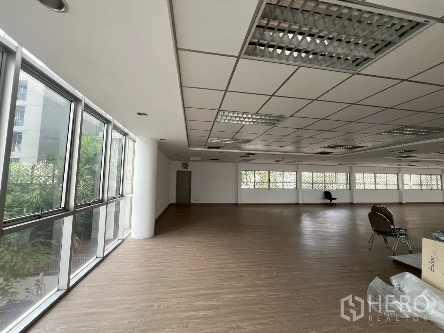 Office Space for rent in Watthana, Bangkok - Office corner with wide glazing overlooking greenery and city views.