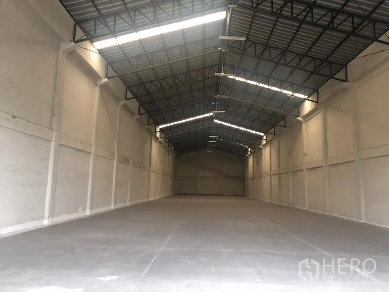 คลังสินค้า ให้เช่าในPathum Thani - ภายในโกดังโล่ง เพดานโครงเหล็กสูง มีช่องแสง และพื้นคอนกรีตเรียบ