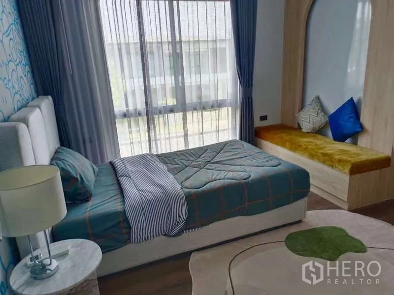 Detached House for rent in Bang Phli, Samut Prakan - Secondary bedroom with single bed, large windows and a built-in window seat with cushions.