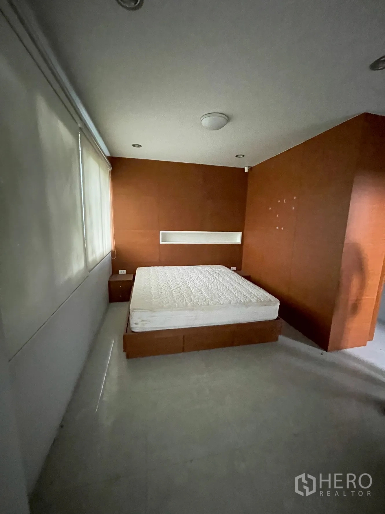 Home Office for rent in Wang Thonglang, Bangkok - Master bedroom with platform bed, wood feature wall and roller blinds.