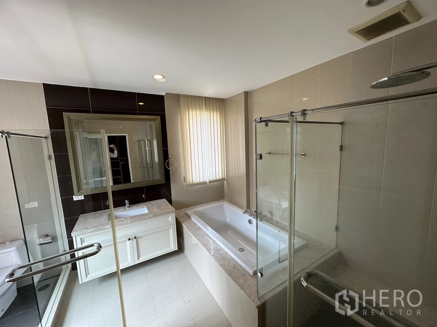 独立式住宅 出租或出售在Pak Kret, Nonthaburi - 同一卫浴的另一角度，泡澡缸与独立淋浴分区清晰。