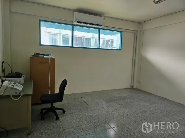 Factory for rent or sale in Mueang Rayong, Rayong - Compact air-conditioned office room with a horizontal window, tiled floor and basic workstation.