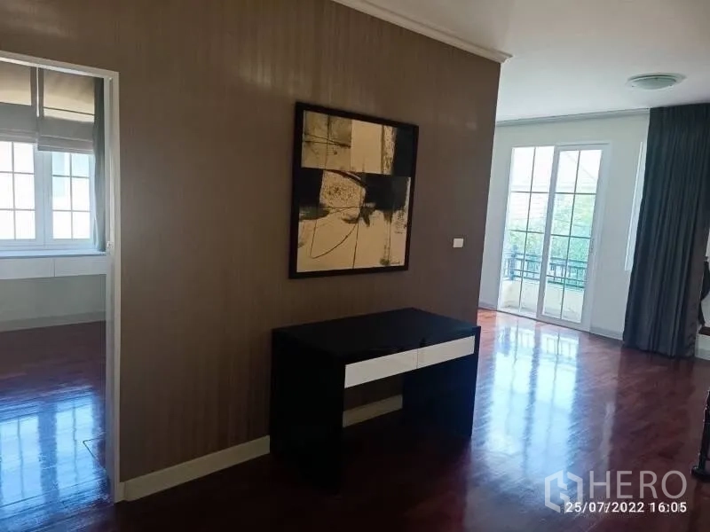 Detached House for sale in Prawet, Bangkok - Upper landing with desk and glass doors leading to the balcony.