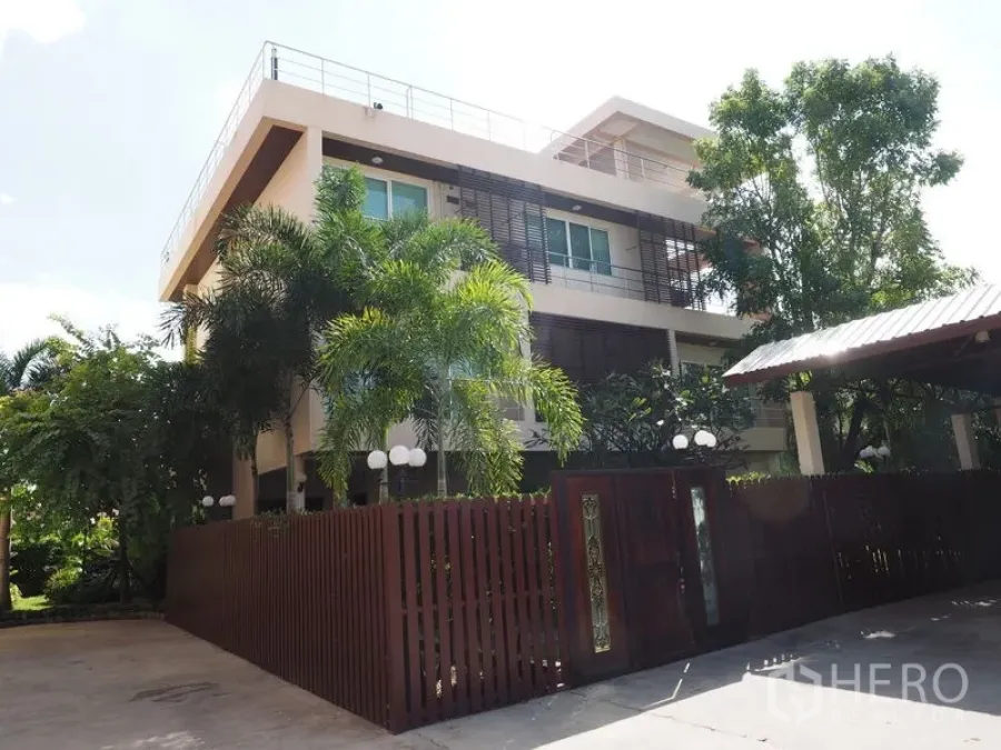 สำนักงานที่บ้าน ขายในPhra Khanong, Bangkok - บ้านโฮมออฟฟิศ 3 ชั้นสไตล์โมเดิร์น รั้วประตูไม้และทางเข้าโล่ง