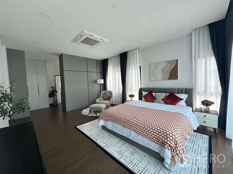 Detached House for rent in Bang Phli, Samut Prakan - Spacious master bedroom with ceiling cassette AC, built-in wardrobes and wood floors.