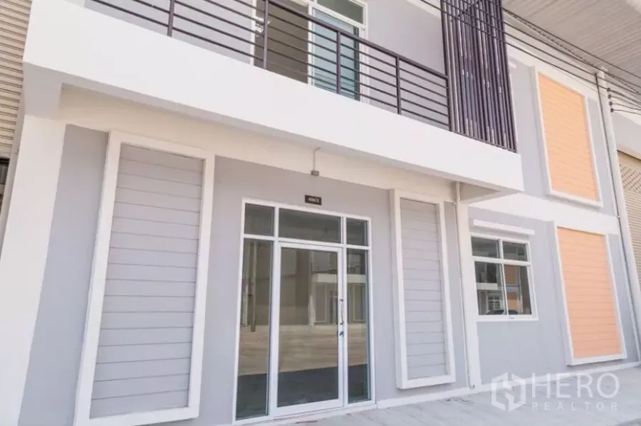 Factory for rent in Phra Samut Chedi, Samut Prakan - Modern factory facade with glass entry, balcony and cladding panels in Phra Samut Chedi.