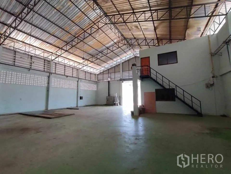 工厂 出租在Mueang Chachoengsao, Chachoengsao - 仓库内部净高7米，设楼梯通往内部办公室。