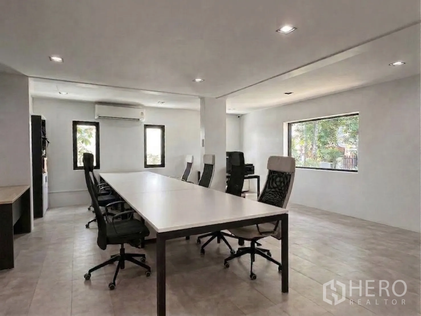 โฮมออฟฟิศ for rent in Watthana, Bangkok - พื้นที่ทำงานกว้างพร้อมหน้าต่างบานใหญ่และโต๊ะหลายชุด