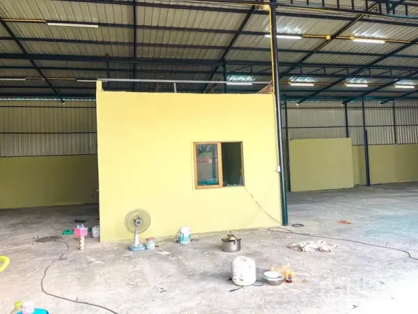货栈 出租在Sai Mai, Bangkok - 仓库内置带窗办公室，位于钢结构屋架下。