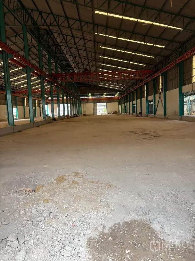 Factory for rent in Mueang Samut Sakhon, Samut Sakhon - Clear-span factory hall with high steel truss roof, skylight panels and wide concrete floor.