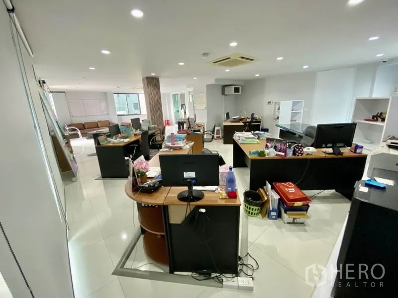 带办公室的家 出租或出售在Yan Nawa, Bangkok - 大型办公区域，多组桌位、嵌灯与空调设备。