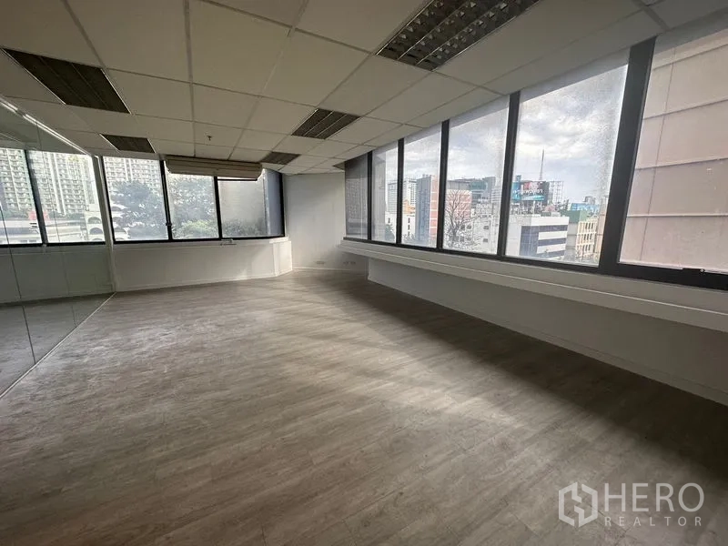 Office Space for rent in Din Daeng, Bangkok - Corner office featuring panoramic windows and skyline view.