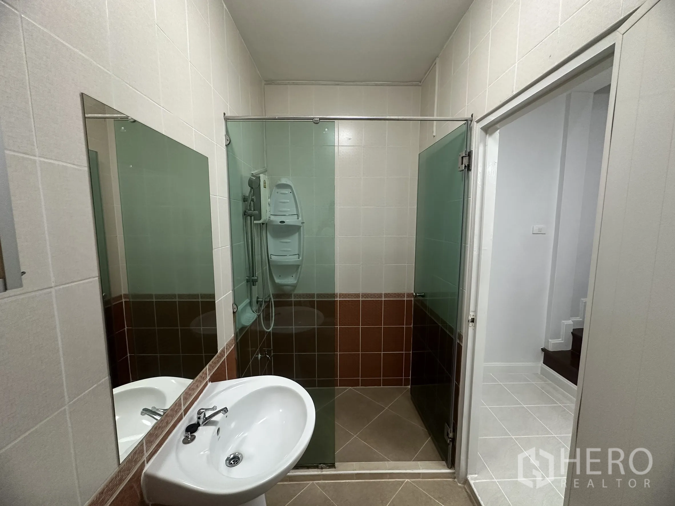 Townhouse for sale in Lam Luk Ka, Pathum Thani - Ground-floor bathroom with glass shower enclosure and sink.