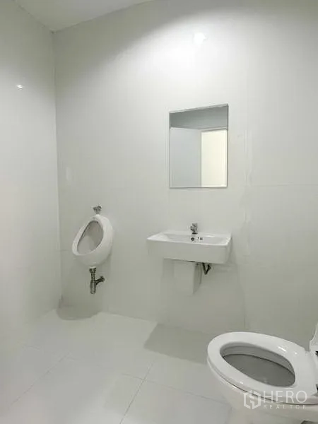 Factory for rent in Pathum Thani - Private restroom with toilet, urinal, and wall-mounted sink.