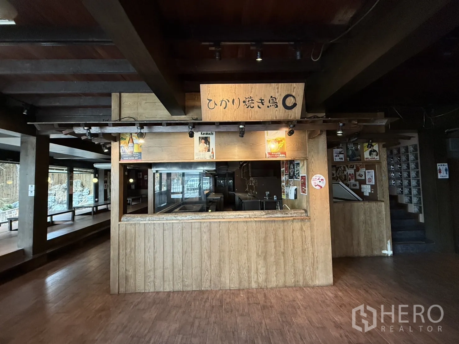 Detached House for rent in Watthana, Bangkok - Central service counter clad in wood with view to an open kitchen.